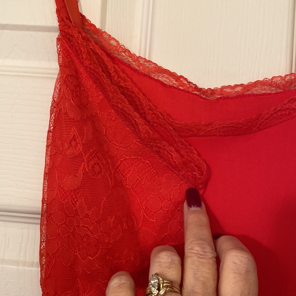 Red slip with lace bodice and bottom with adjustable straps in EUC Vintage - Picture 6 of 8